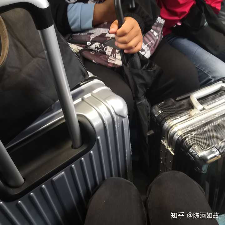 如何看待女生坐火车提大行李箱,放在座位中间?