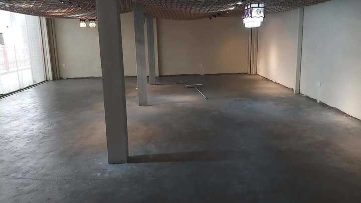 二,水泥光粉版自流平地面 在面临普通水泥做成的自流平效果的种种
