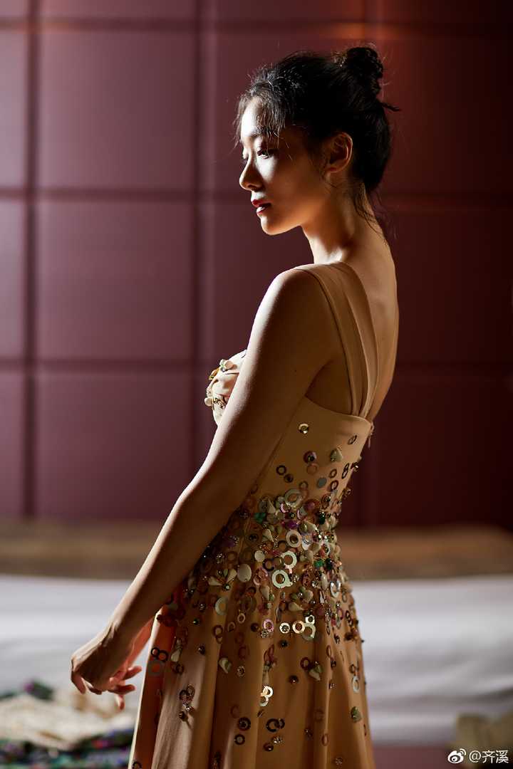 齐溪,同组一起的还有汤唯,挨着汤唯一块儿合影,两个女演员一个荧光黄