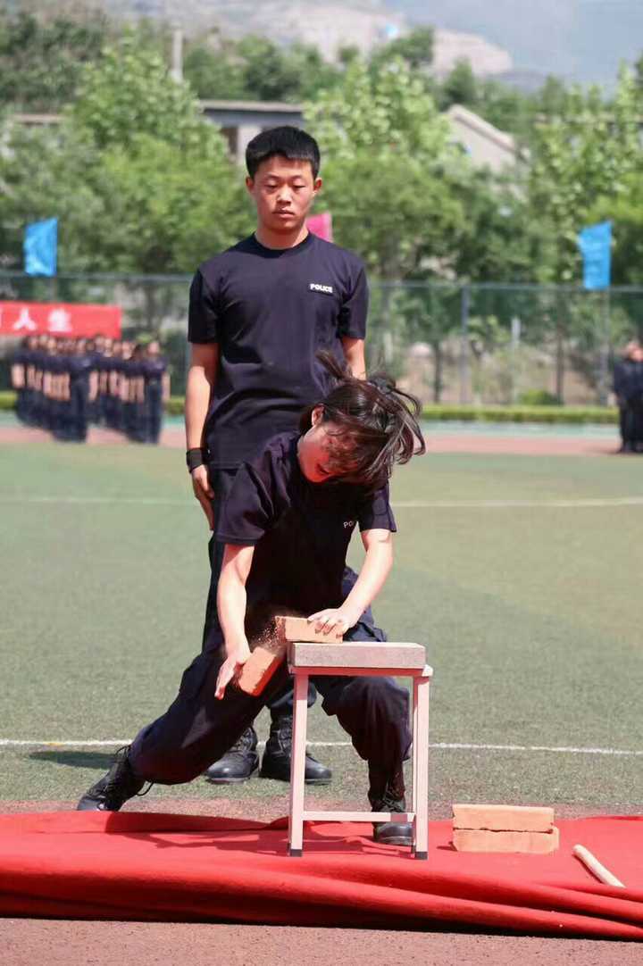 有的单位会有体能测试,男生跑个一千女生来个八百的,关于擒拿格斗