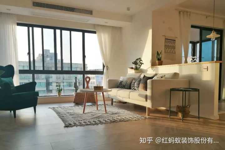 一些家里常来客人的家庭,客厅完全可以装出待客交谈的接待区,每每家
