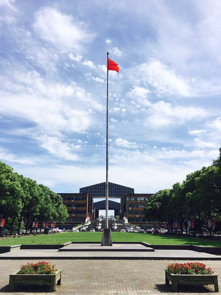 依然是大对称构图,这是学校的南天门,进校门就能看到