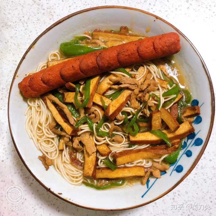 青椒肉丝面,炒个青椒香干肉丝,面煮好了,把青椒肉丝放上去,另外还给