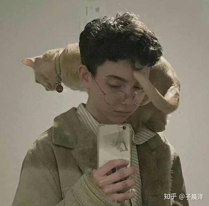 有没有男生抱着猫的头像呀?