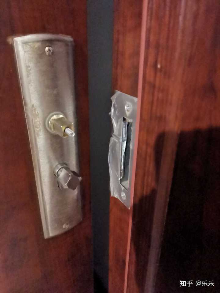 厕所门锁住了,门把手掉了,打不开了.怎么把这把锁撬掉?
