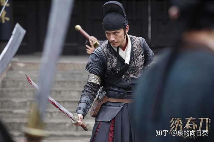 中白鹰饰演的东厂太监曹少钦穿大红披风,大档头穿白袍,二档头身穿黑褂