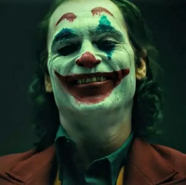中 杰瑞德·莱托扮演的joker,还有即将播出的小丑独立电影中杰昆