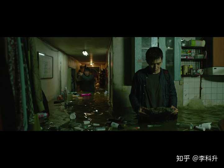 电影《寄生虫》(寄生上流)有哪些细思极恐的地方?