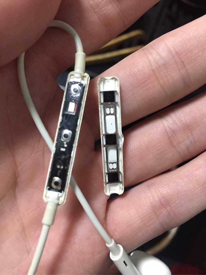 苹果earpods耳机的麦克风是在音量键中间还是在背后有