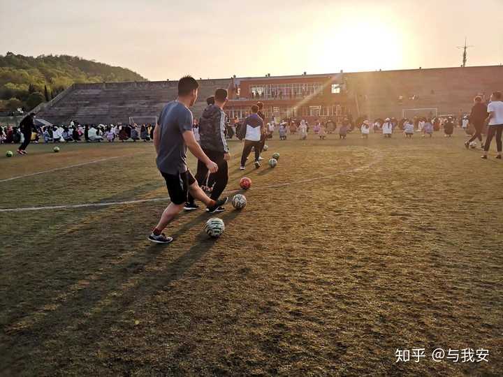 操场上足球队,逆光,真好看