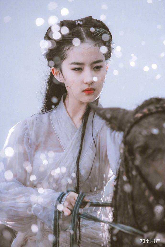 先说古装,那肯定是刘亦菲啊,她饰演的小龙女是我这么多年的白月光.