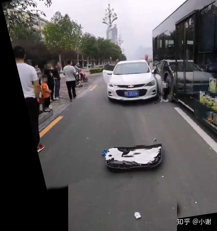 如何看待「河南安阳机动车道女司机突下车,被后方公交