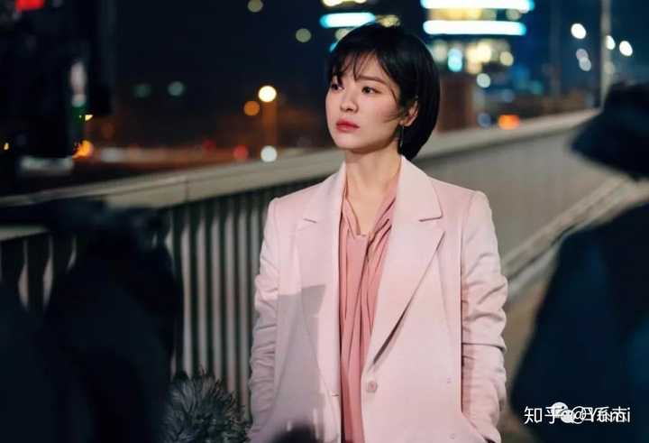 韩国女演员宋慧乔,在《男朋友》中饰演女强人,一头短发为这个角色增加