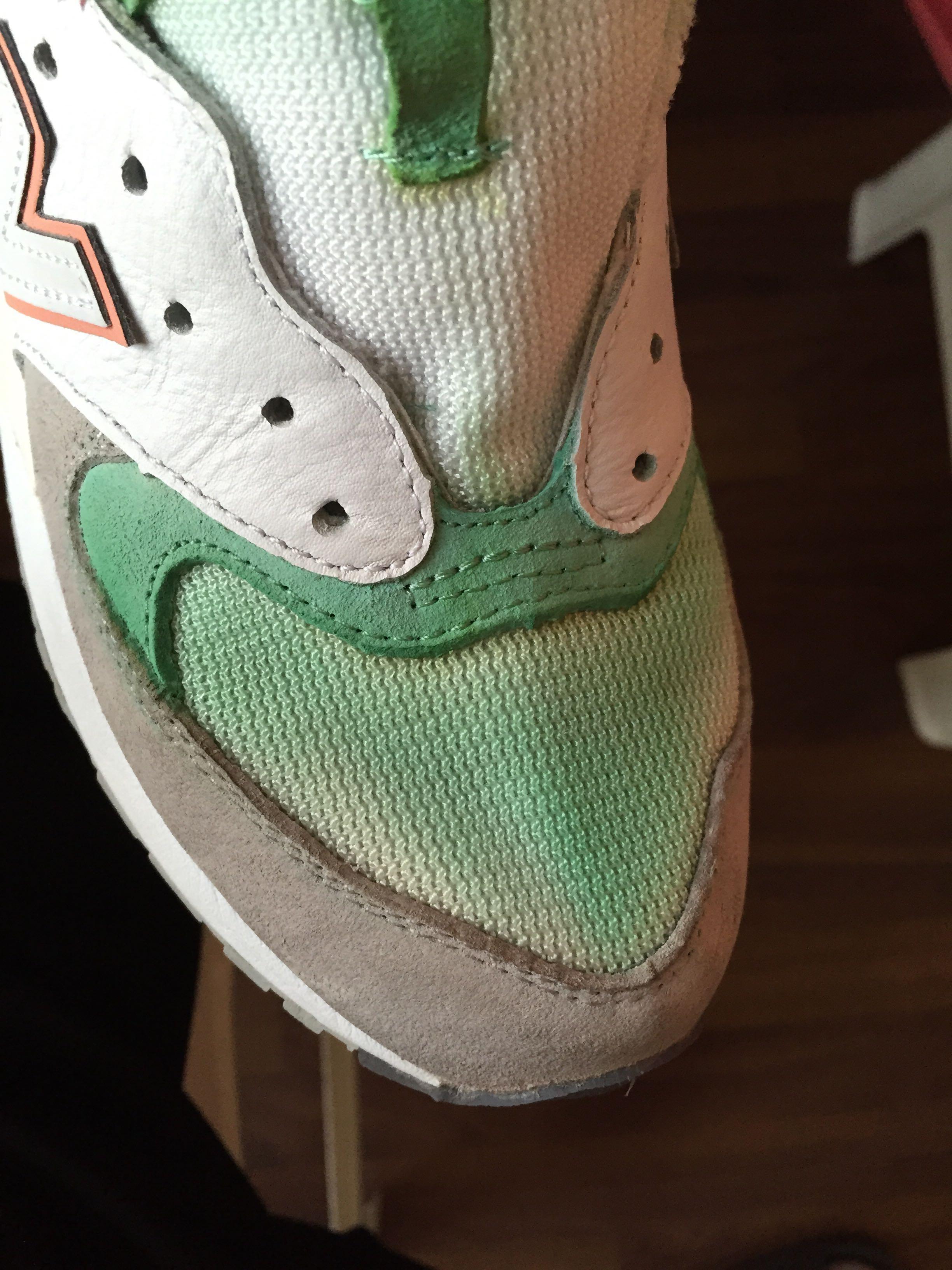 新百伦鞋子掉色,把前面白色的网布染成绿色了