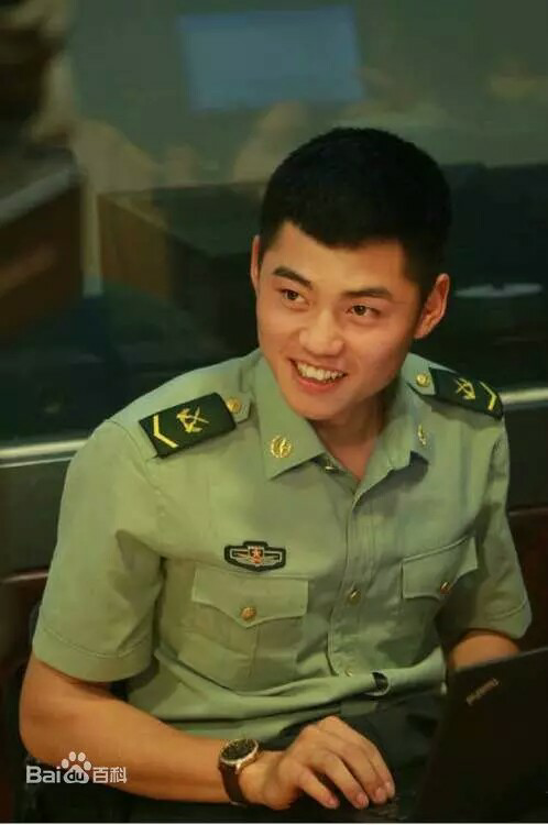 π_π男神不解释!有段时间扣扣聊天背景都是王班长常服照片!