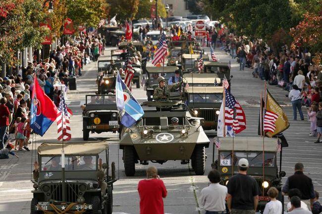 第三种在美国叫 veterans day parade,形式倒是和中国几分相似,主要