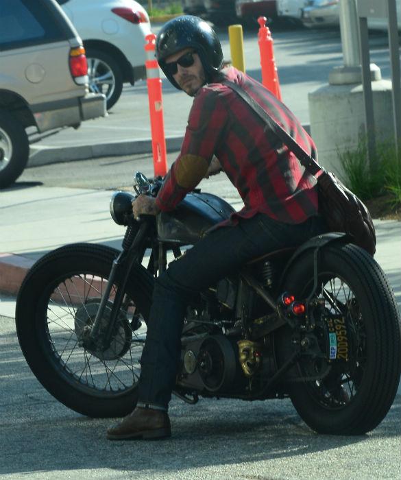 即使从亚马逊热带雨林回到大都市,偶尔也会跨上摩托车兜兜风.