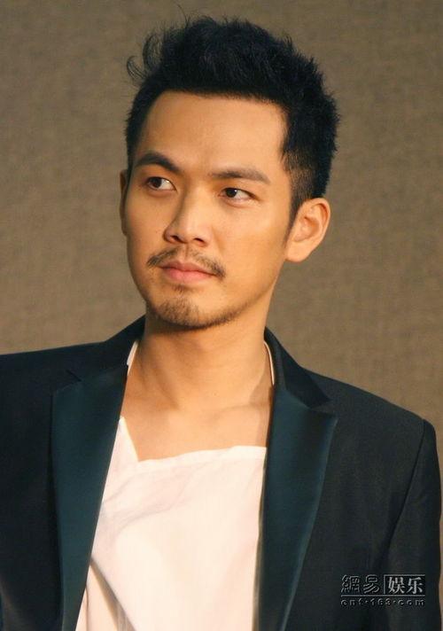 想问下<em>脑门</em>大<em>发际线</em>比较靠后的<em>男生</em>留什么<em>发型</em>