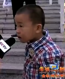央视街访《你回家吃饭吗》遭熊孩子给