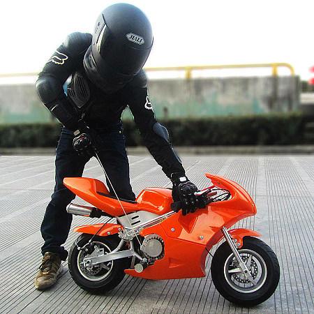 比如以下:迷你摩托车,烧汽油的,49cc,大学里兼职赚的钱买的.