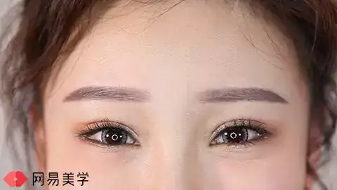 圆形脸:拱眉