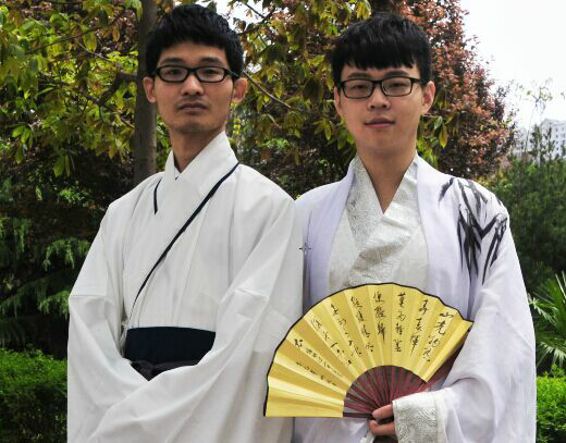 还有同袍穿着汉服骑自行车呢,去找图