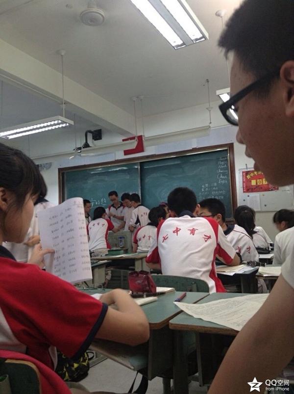 语和成都实验外国语(以下按照成都人的习惯简称"成外"实外)的校服