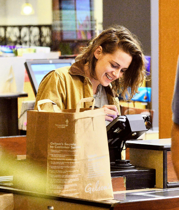 kristen stewart  虽然本人更喜欢她长发的样子 但是短发依然帅到不行