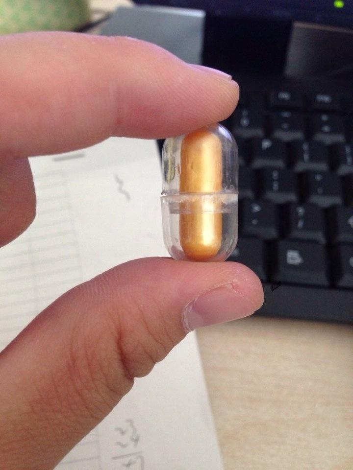 捡到一粒金色胶囊外面有透明外壳,里面是白色粉末,是什么药么?