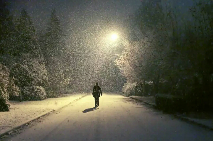 在寂寞的夜里,独自走过大雪纷飞
