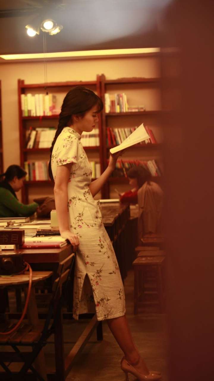 十九岁的姑娘如何把旗袍穿出不突兀的气场?