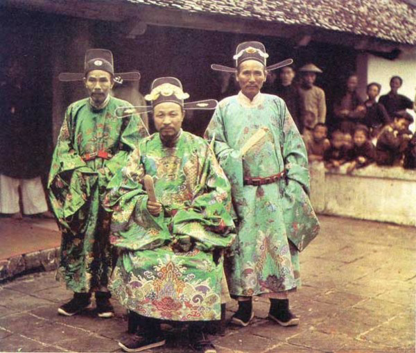 越南一直到清末还是穿着明朝服饰,一群读书人.