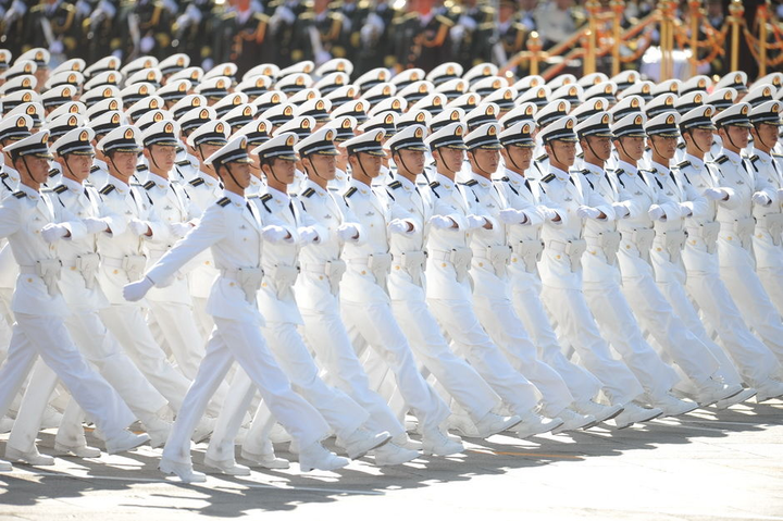 (图为09年国庆阅兵海军学员方队) (正步踢得很水.最帅的兵哥哥在99年.