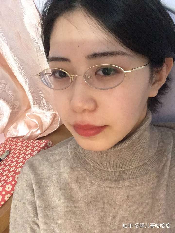 戴眼镜的女孩怎样自拍好看?