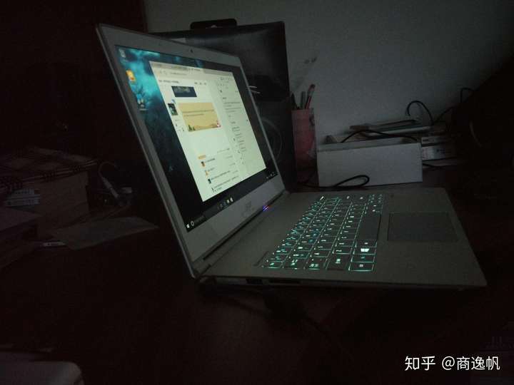 我有2000的预算,如何自己组装一台能娱乐的笔记本电脑
