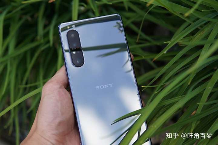 索尼xperia1ii马克兔不同角度的紫色