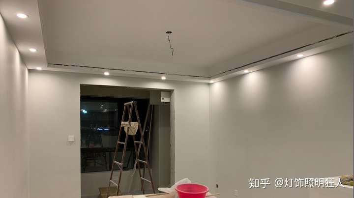 在墙壁上比形成不明显的光斑,筒灯距离墙壁的距离最好控制在40-60cm