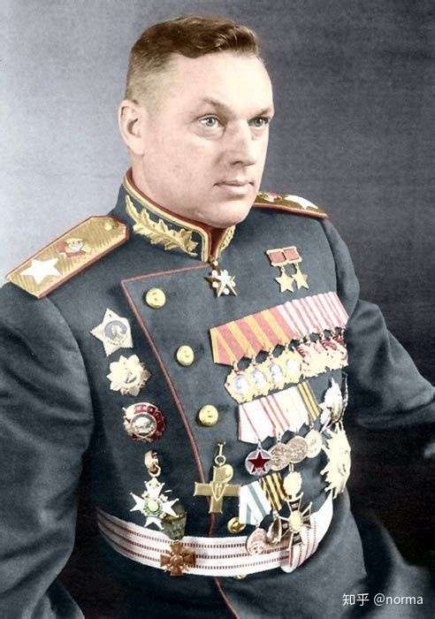 康斯坦丁·康斯坦丁诺维奇·罗科索夫斯基同志着苏联元帅礼服