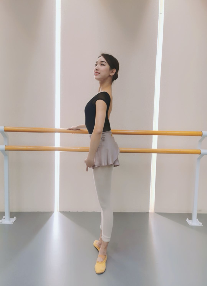 舞蹈里最简单最入门的动作,背后都有很多门道,以「站姿」为例,芭蕾的