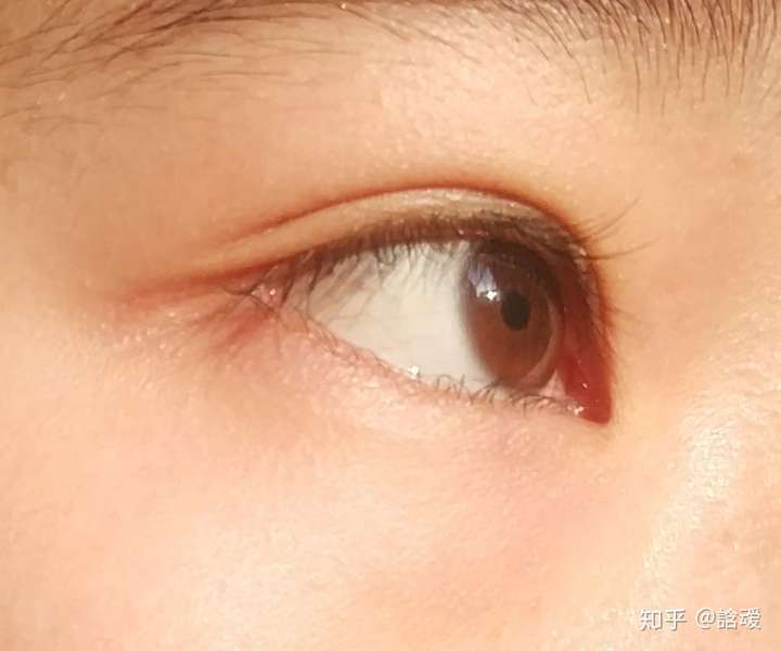 想,以后是不是可以尝试做美瞳模特 我感觉自己是特别正宗的浅褐色瞳孔