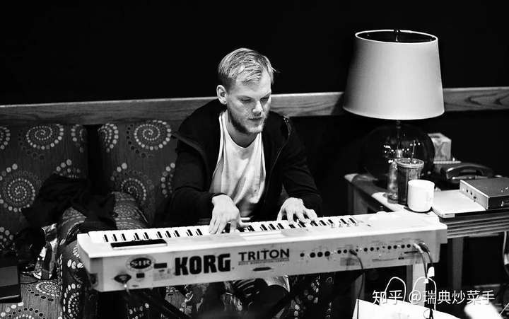 avicii 离开我们两周年了 他离开了这贫瘠之地 给世界留下了无尽的