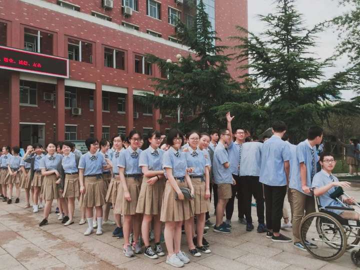 首先是河南省实验中学,当时14年出的校服,当时我初二,在河南省简直炸