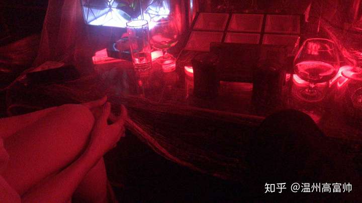 经常一个人去酒吧,然后找个卡,会不会有点蠢?