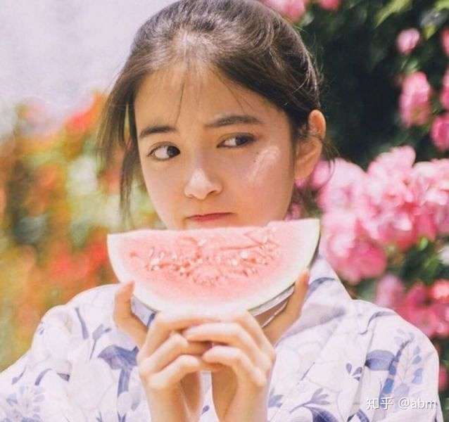 有没有吃西瓜的女孩(真人)头像啊,适合夏天用的?