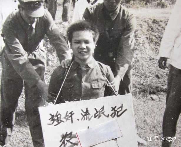 如何理解劳荣枝被捕后在视频上的微笑和表情背后有什么样的心理