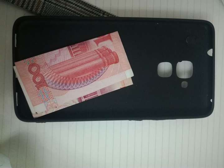 你不说我都忘了手机壳里还有100块钱! 又给了我一个惊喜