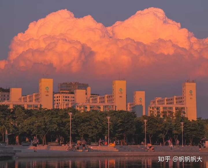 云就是曾经被中国国家地理评选为中国最美山峰的南迦巴瓦上空的荚状云