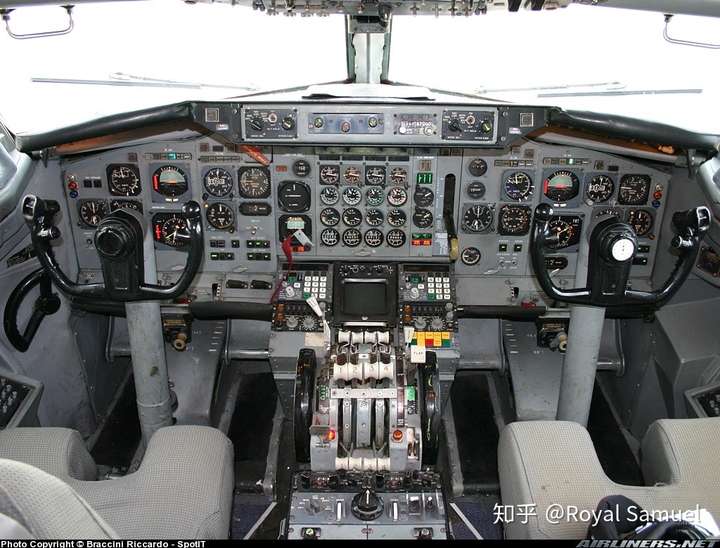 配置ins导航的707驾驶舱