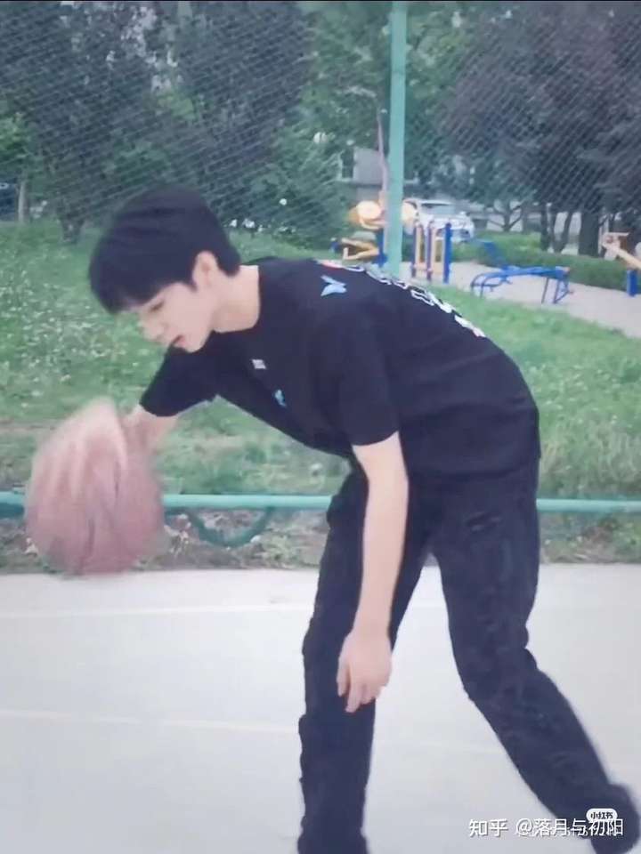 有没有刘耀文打篮球的照片?女友视角的那种?