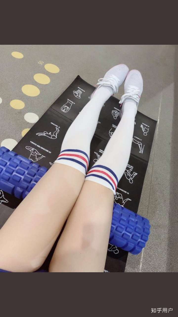 黑色小腿袜搭配运动鞋好看吗?